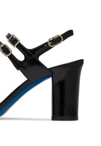 Sandal con tacco alto in vernice nera, dotato di un tacco a blocco solido, accenti di fibbie in tonalità oro e fodera interna blu. Presenta multiple cinghie.