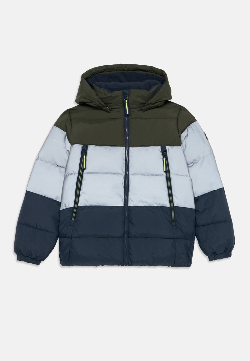 Bunda s kapucňou, vyrobená z materiálu typu puffer, v olivovej, sivej a námornej farebnej kombinácii, s dvoma prednými zipsovými vreckami, centrálnym zipsom a elastickými manžetami.