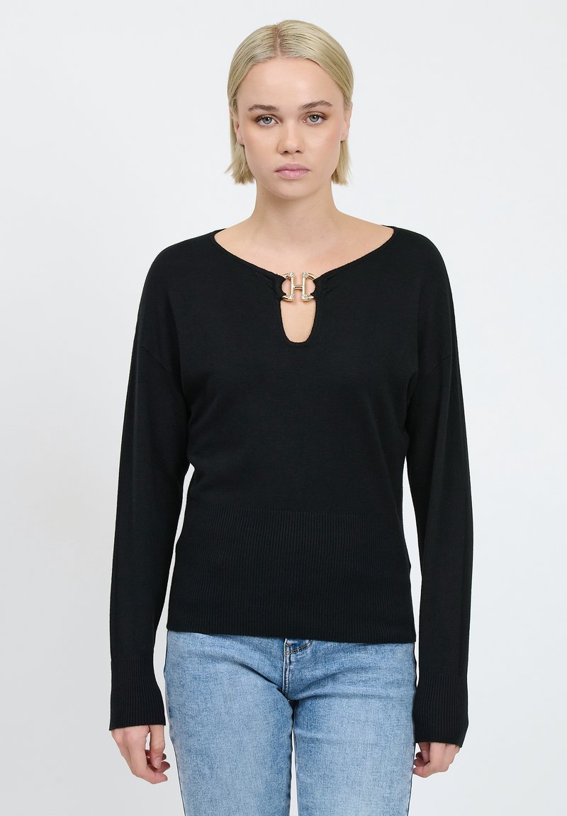 Schwarzer Strickpullover mit einem Schlüsselloch-Ausschnitt und goldfarbenen Beschlägen, langen Ärmeln sowie einem gerippten Saum und gerippten Ärmeln.