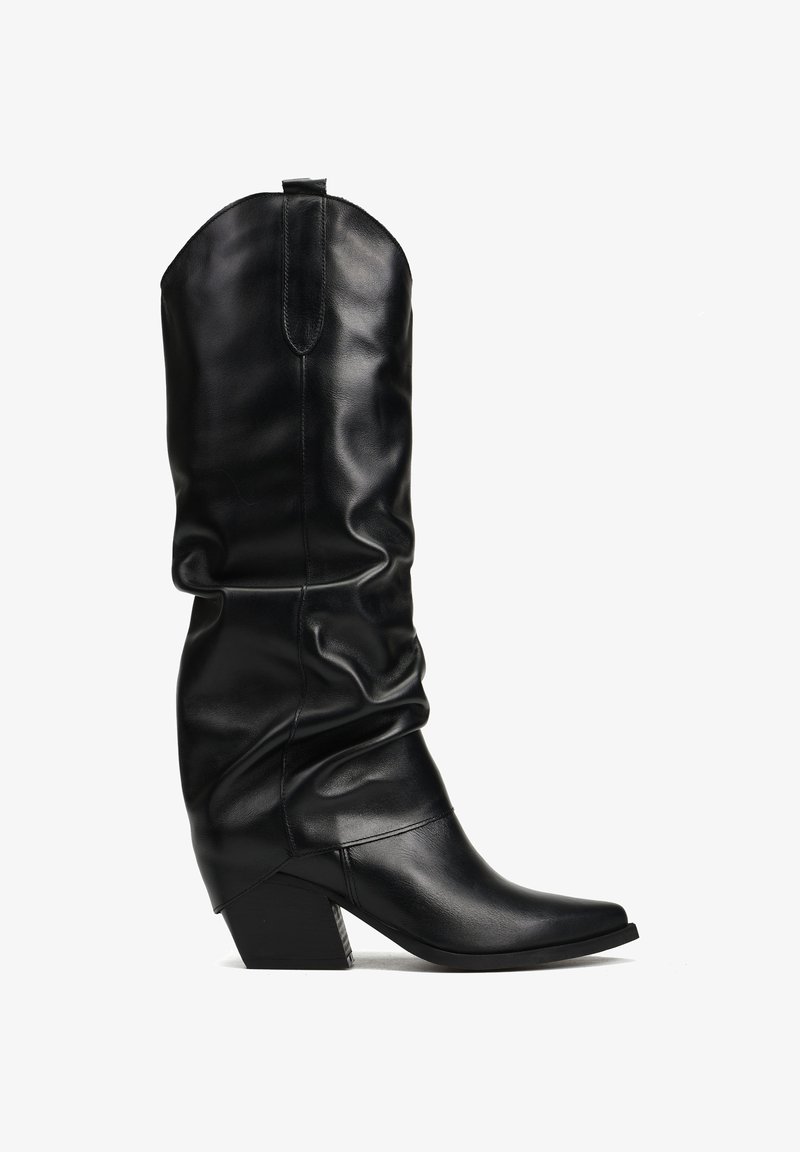 Czarne skórzane kowbojki o luźnym fasonie, spiczaste palce i zwężony obcas. Posiadają tylną pętelkę do łatwego zakładania.