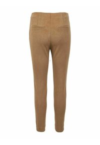 Brązowe, dopasowane spodnie o gładkiej fakturze, z dwoma tylnymi kieszeniami i zwężanymi nogawkami. Posiadają talię o średnim stanie oraz minimalistyczne detale metalowe.