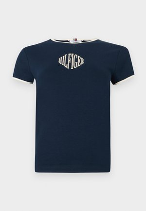Navyblauwe T-shirt met korte mouwen, gemaakt van katoen, met een crèmekleurige afwerking bij de halslijn en mouwen en een beige "HILFIGER" logo op de voorkant.