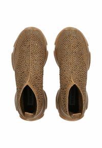 Zapatillas de punto de bronce sin cordones con superficie texturizada y adornos similares a gemas. Forma de punta redonda, suelas acolchadas y lados elásticos.