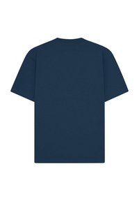 Tamnoplava majica s opuštenim krojem, kratkim rukavima i okruglim izrezom. Glatka tekstura, jednobojna, bez vidljivih uzoraka ili grafika.