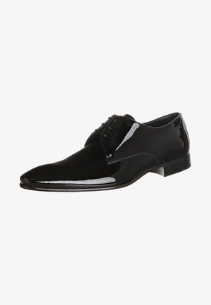 Chaussure habillée en cuir verni noir avec un bout pointu, un design à lacets et une finition lisse. Elle présente un petit talon et des détails de couture subtils.