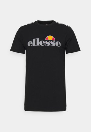Czarny T-shirt z krótkimi rękawami z szarym napisem "ellesse" oraz czerwono-żółtym półokrągłym logo na piersi i białymi paskami na ramionach.