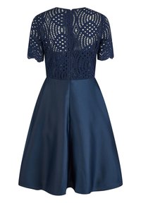 Marineblaues Kleid mit taillierter Corsage, die über feine Spitze verfügt, sowie mit gewellten Ärmeln und einem ausgestellten Satinrock, abgerundet mit einem Reißverschluss auf der Rückseite.