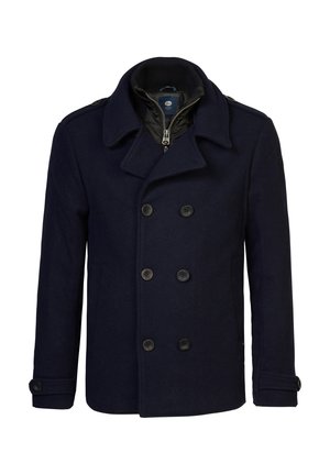 Cappotto peacoat blu navy con bottoni doppi, colletto ampio e fodera interna trapuntata. Caratterizzato da una vestibilità su misura e polsini con bottoni.