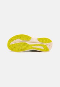 HOKA MACH 6 UNISEX - Utcai futócipők - fuchsia/electric aqua