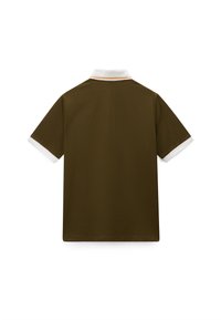 Καφέ κοντομάνικο πόλο πουκάμισο με λευκό γιακά και μανσέτες, με πορτοκαλί ρίγα στον γιακά, φαίνεται από πίσω.