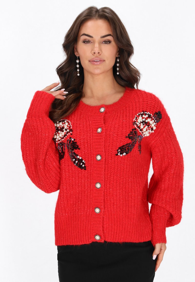 Roter Strickcardigan mit silbernen Knöpfen, ausgestattet mit bestickten floralen Designs mit Perlen und Pailletten auf den Schultern.
