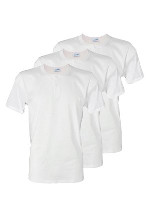 Tre camicie henley bianche semplici a maniche corte con scolli tondi e abbottonatura, sovrapposte su uno sfondo bianco.