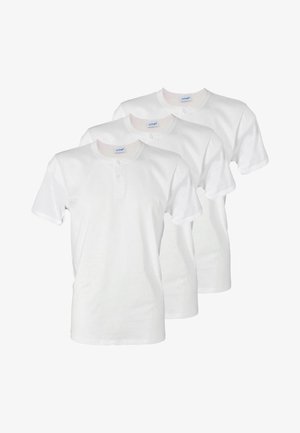 Tre camicie henley bianche semplici a maniche corte con scolli tondi e abbottonatura, sovrapposte su uno sfondo bianco.