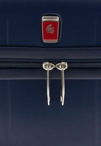 Maleta rígida de color azul marino con un logotipo "GLADIATOR" en rojo y plata, con cremallera y tiradores metálicos, que presenta una textura suave y forma rectangular.