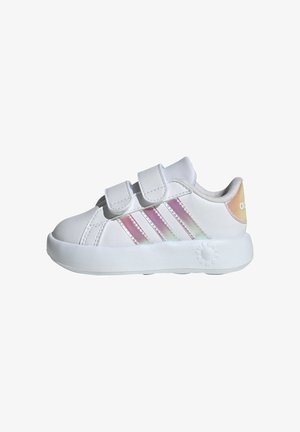 Zapatillas blancas para niños con dos tiras de Velcro, tres franjas iridiscentes y punta redondeada. Parte superior de textil suave y suela de goma duradera.