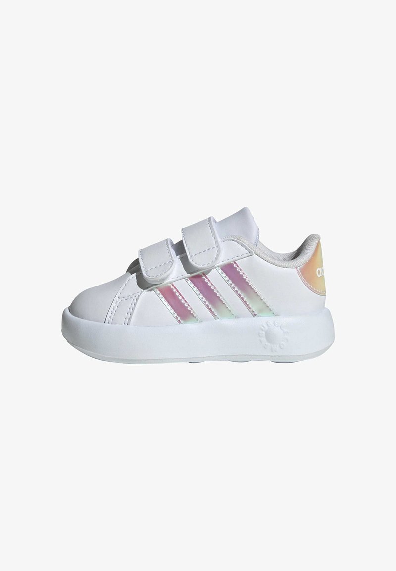 Zapatillas blancas para niños con dos tiras de Velcro, tres franjas iridiscentes y punta redondeada. Parte superior de textil suave y suela de goma duradera.