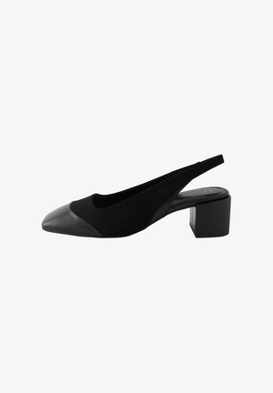 Zapato negro tipo slingback con punta afilada, una combinación de cuero liso y tela texturizada, y un tacón block ancho.