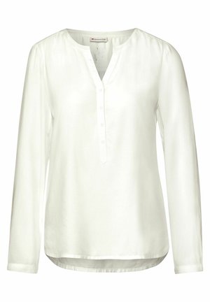 Witte blouse met lange mouwen heeft een v-halslijn, een knoopsluiting en een gladde textuur, met een licht gebogen zoom aan de onderkant.