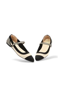 Bailarinas de punto en negro y crema con punta afilada, delgada correa en el tobillo y patrón texturizado. Suela plana y ligera curvatura en el talón.