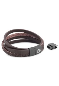 Pulsera de cuero marrón con textura trenzada, que presenta dos hebras y un cierre de metal negro con un diseño de loto.