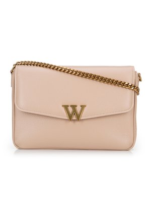 Borsa a tracolla in pelle pesca con spallaccio a catena dorata, caratterizzata da un logo "W" dorato e una chiusura a pattina. Texture liscia, forma rettangolare.