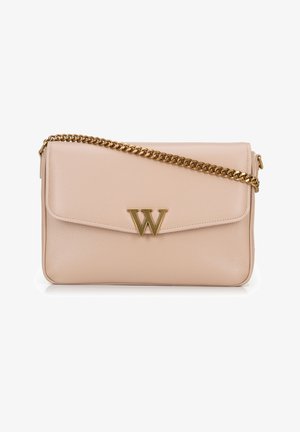 Sac en cuir pêche à bandoulière avec chaîne dorée, doté d'un logo "W" doré et d'une fermeture à rabat. Texture lisse, forme rectangulaire.