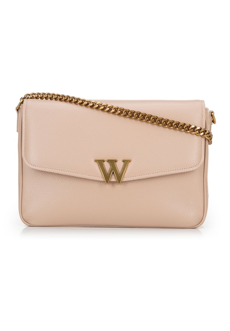 Borsa a tracolla in pelle pesca con spallaccio a catena dorata, caratterizzata da un logo "W" dorato e una chiusura a pattina. Texture liscia, forma rettangolare.