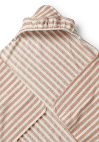 Randig badrock i mjuk frotté med en rosa och vit färgskala, med krage och strukturerad yta.