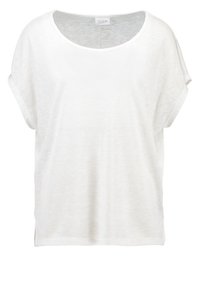 Top blanco de manga corta hecho de una tela ligera y texturizada, con un diseño holgado y un amplio escote redondo.