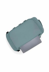 Sacoche d'ordinateur portable gris en tissu doux avec un design rectangulaire élégant. Elle dispose d'une fermeture éclair et de sangles latérales pour un transport facile.