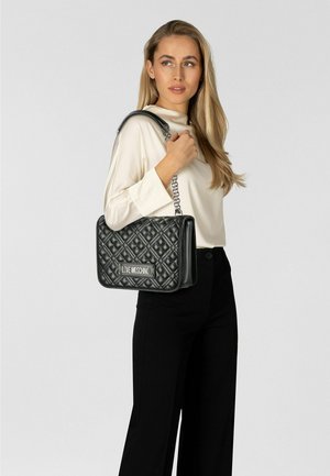 Love Moschino, QUILTED SCHULTERTASCHE 26 CM - Bolso de mano - black