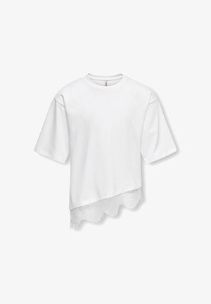 T-shirt blanc à manches courtes avec col rond et ourlet asymétrique en dentelle sur fond blanc uni.