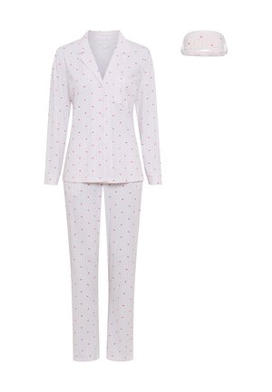 Weiß gestreifter Pyjama mit roten Punktmustern, bestehend aus einem langärmligen, zum Knöpfen gefertigten Oberteil und passenden Hosen; eine passende Schlafmaske ist inbegriffen.
