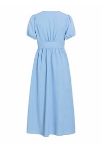 Robe midi bleu clair avec manches bouffantes, taille ajustée et jupe froncée, vue de dos sur fond blanc.