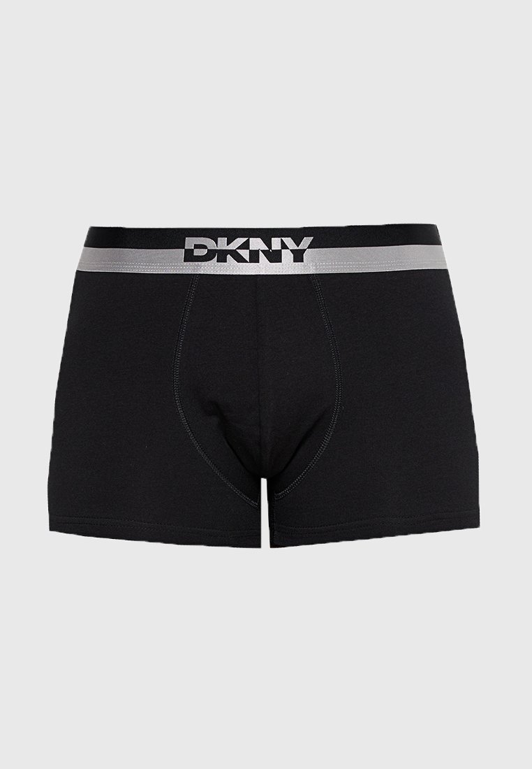 Schwarze Boxer-Shorts aus weichem Stoff mit einem DKNY-Logo auf einem silbernen Bund. Sie bieten einen engen Sitz und eine glatte Textur.