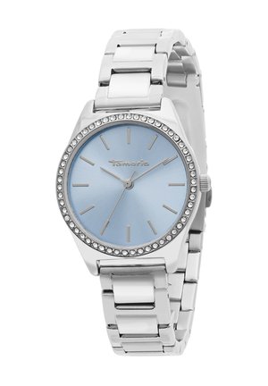 Zilveren polshorloge met een lichtblauwe wijzerplaat, met kristallen bezette lunette, metalen schakels band en minimalistische uurmarkeringen die 10:10:37 aangeven.