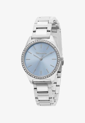 Silberne Armbanduhr mit einem hellblauen Zifferblatt, mit Kristallen besetzter Lünette, Metallgliederarmband und minimalistischen Stundenmarkierungen, die 10:10:37 anzeigen.