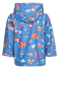 Modrá nepromokavá bunda s hravým vzorem karikatur mořských bytostí, s kapucí a krátkými rukávy. Hladký lesklý povrch.
