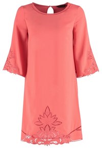Korálové šaty s kulatým výstřihem a klíčovou dirkou na zádech. Mají rozšířené rukávy s květinovou krajkovou výšivkou a krajkový akcent na lemu.