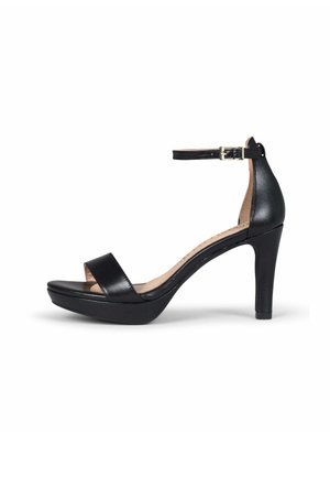 Sandalia de cuero negra de tacón alto con correa en el tobillo, puntera abierta y suela plataforma sobre fondo blanco.