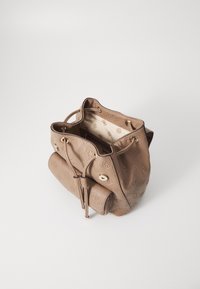 Guess CRESIDIA SMALL FLAP BACKPACK - Mochila - dark taupe