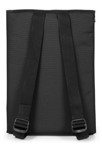 Černý látkový batoh s nastavitelnými tkaničkami, obdélníkový tvar a boční zip; hladký povrch bez dalších vzorů nebo akcentů.