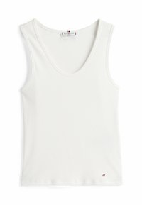 Weißes, geripptes Tanktop mit einem Rundhalsausschnitt, dünnen Schulterträgern und einem kleinen Logotag am Saum. Weicher, elastischer Stoff.