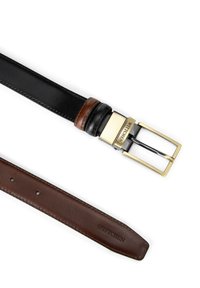 Czarny i brązowy skórzany pasek z prostokątną złotą klamrą i grawerowanym logo, charakteryzujący się gładkimi fakturami i klasycznym wzornictwem.