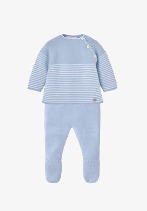 Ensemble bébé tricoté bleu clair avec haut rayé à manches longues doté de trois boutons aux épaules et pantalon uni avec pieds.