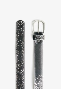 Cintura in pelle nera con borchie a forma di stella in argento e decorazioni circolari, dotata di una fibbia in metallo e finitura liscia.