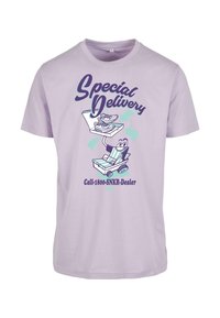 Šviesiai violetinė medvilninė marškinėliai su "Special Delivery" grafika, kurioje pavaizduoti sportbačiai, animacinis veikėjas ir išsikviesti kontaktiniai duomenys, atspausdinti ryškiomis spalvomis.