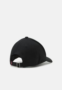 Fekete pamut baseball sapka ívelt napellenzővel, állítható pánttal a hátsó részen és egy kör alakú gombbal a tetején. Egyszerű és minimalistikus design.