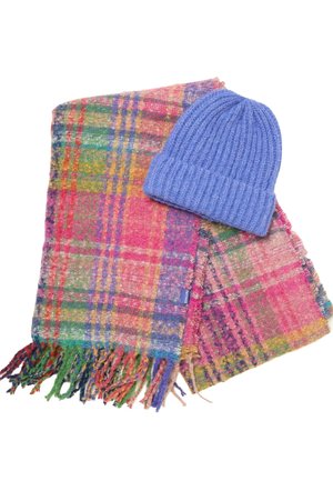 Mehrfarbiger kariierter Schal mit fransigen Kanten, der in Rosa-, Blau-, Grün- und Gelbtönen gehalten ist, kombiniert mit einer rippartigen blauen Mütze.