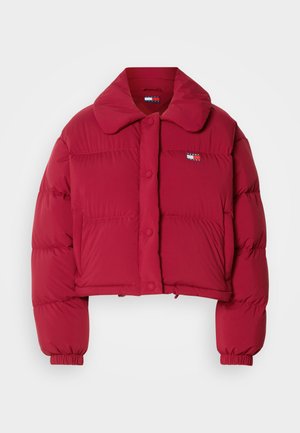 Rode cropped puffer jacket van glanzend materiaal met een brede kraag, drukknoopsluiting en elastische manchetten; heeft een logo-opdruk op de linkerborst.